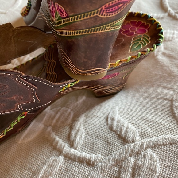 Fabulous wedge sandals. - Picture 5 of 6